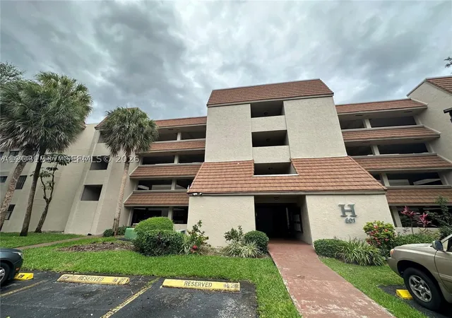 Listing Photo 2 - Condo for sale in Summertree Village located at 601 Ives Dairy Rd, Miami, FL 33179 - Unit #401-8