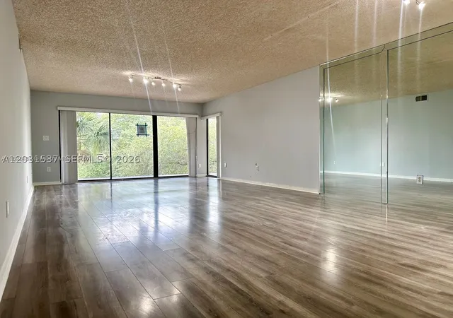 Listing Photo 5 - Condo for sale in Summertree Village located at 601 Ives Dairy Rd, Miami, FL 33179 - Unit #401-8
