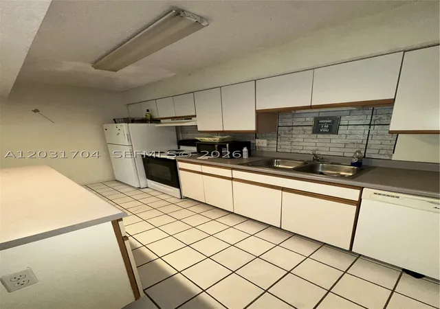 Photo 4 of Sale Pending at 4055 W Mcnab Rd #H309, Pompano Beach, FL 33069 | MLS# A12031704 | Listing updated on 2026-10-01