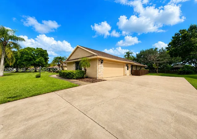Photo 2 of Single family home for sale at 1401 W 56th Sq, Vero Beach, FL 32966 | MLS# A12031648 | Listing updated on 2026-10-05