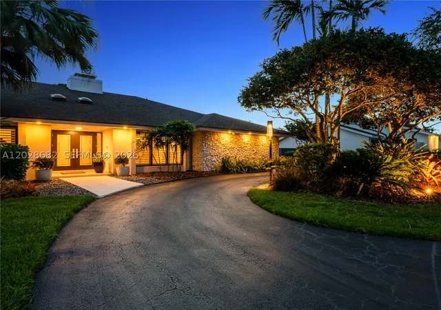 Photo 3 of Single family home for sale at 12926 Sw 104th Pl, Miami, FL 33176 | MLS# A12028682 | Listing updated on 2026-08-30