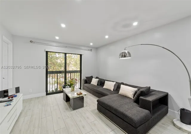 Listing Photo 4 - Condo for sale in building located at 10003 Winding Lake Rd, Sunrise, FL 33351 - Unit #203