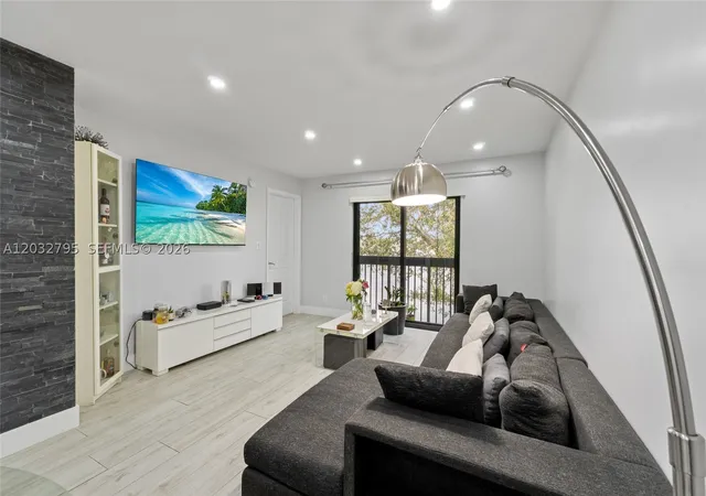 Listing Photo 5 - Condo for sale in building located at 10003 Winding Lake Rd, Sunrise, FL 33351 - Unit #203