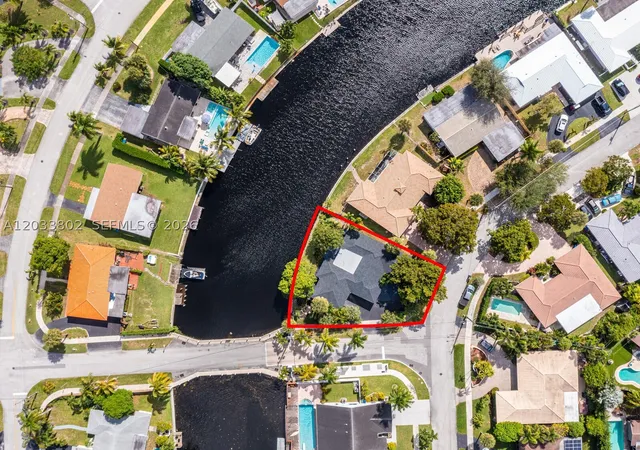 Photo 3 of Single family home for sale at 2856 Nw 10th Ave, Wilton Manors, FL 33311 | MLS# A12033802 | Listing updated on 2026-09-10
