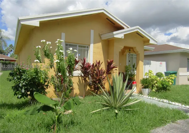 Photo 2 of Single family home for sale at 942 Sw 8th Pl, Florida City, FL 33034 | MLS# A12033074 | Listing updated on 2026-09-08