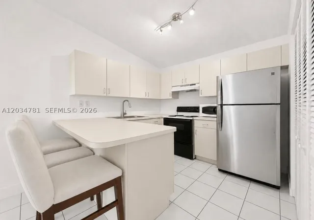 Listing Photo 5 - Condo for sale in building located at 7611 Sw 153Rd Ct, Miami, FL 33193 - Unit #204