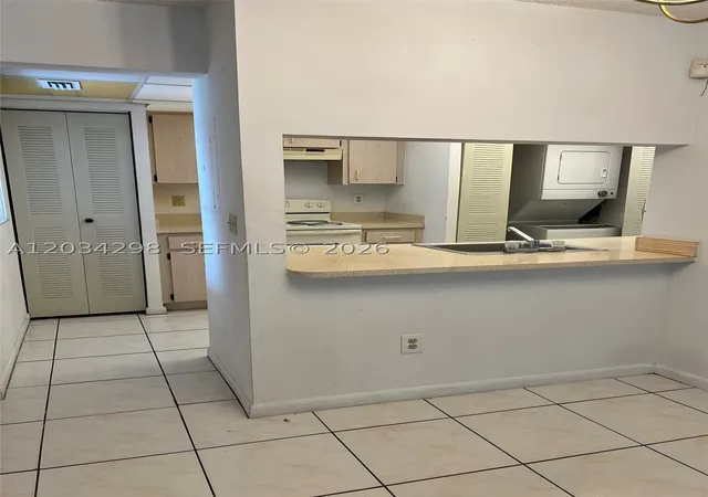 Listing Photo 4 - Condo for sale at Banyan Tree, Unit 204-31 9710 Hammocks Blvd, Banyan Tree, Miami, FL 33196 | Built Year: 1983-1990