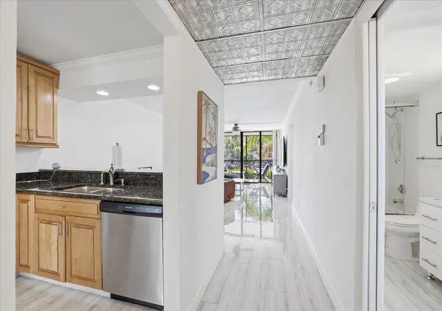 2nd image of 16 Royal Palm Wy #205, Boca Raton, FL 33432 | MLS# B26039707