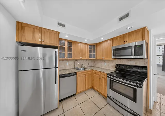 Photo 3 of Condo for sale at 5600 Collins Ave #7W, Miami Beach, FL 33140 | MLS# A12033085 | Listing updated on 2026-09-22