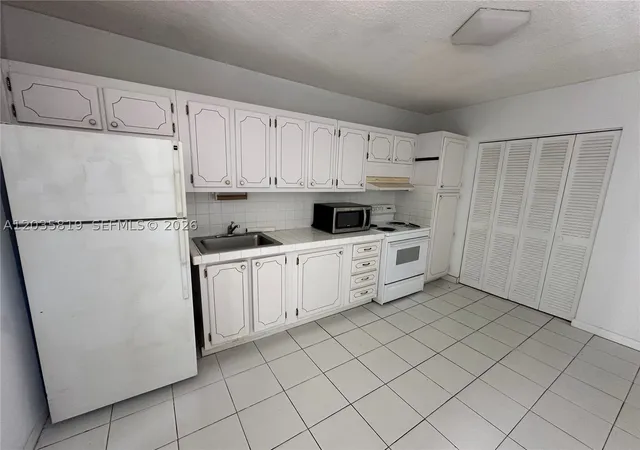 Photo 2 of Sale Pending at 1340 Lincoln Rd #309, Miami Beach, FL 33139 | MLS# A12035819 | Listing updated on 2026-09-11