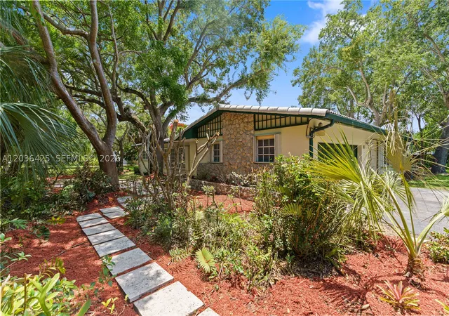 Photo 1 of Single family home for sale at 15200 Sw 88th Ave, Palmetto Bay, FL 33157 | MLS# A12036425 | Listing updated on 2026-09-16