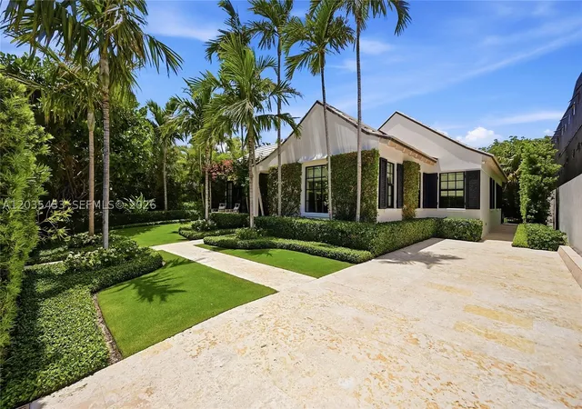 Photo 4 of Single family home for sale at 135 Chilean Ave, Palm Beach, FL 33480 | MLS# A12035453 | Listing updated on 2026-09-24