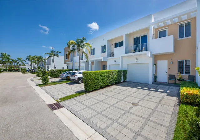 Photo 3 of Townhouse for sale at 7117 Nw 103Rd Path, Doral, FL 33178 | MLS# A12036343 | Listing updated on 2026-09-25