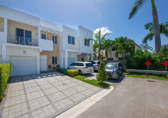 Photo 4 of Townhouse for sale at 7117 Nw 103Rd Path, Doral, FL 33178 | MLS# A12036343 | Listing updated on 2026-09-25