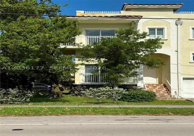 Photo 3 of Townhouse for sale at 820 N 17th Ave, Hollywood, FL 33020 | MLS# A12036177 | Listing updated on 2026-08-31