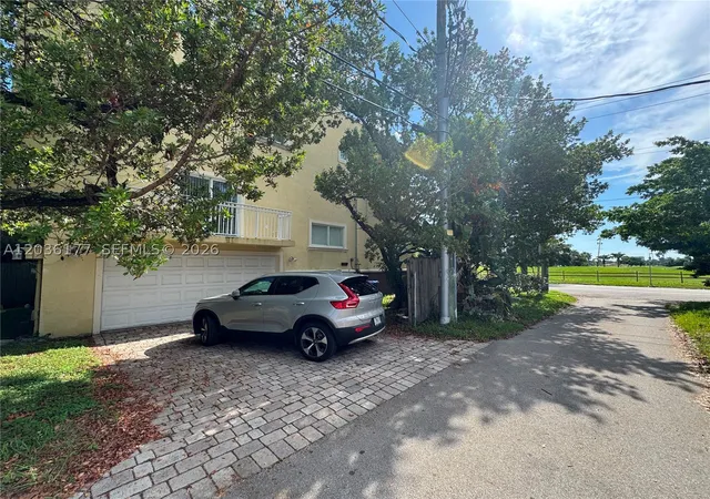 Photo 3 of Townhouse for sale at 820 N 17Th Ave, Hollywood, FL 33020 | MLS# A12036177 | Listing updated on 2026-08-31