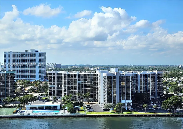 Listing Photo 3 - Condo for sale in building located at 3505 S Ocean Dr, Hollywood, FL 33019 - Unit #705