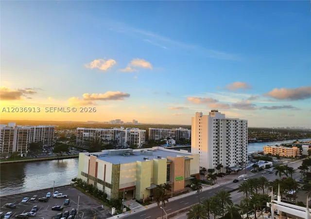 Listing Photo 4 - Condo for sale in building located at 3505 S Ocean Dr, Hollywood, FL 33019 - Unit #705