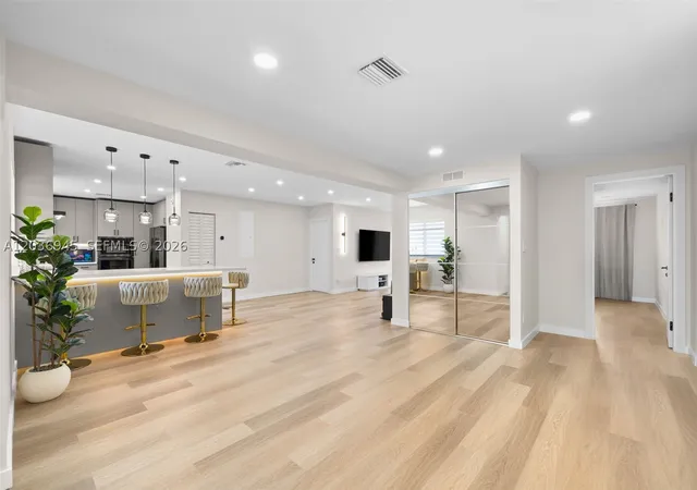 Photo 4 of Sale Pending at 1178 Grant St, Hollywood, FL 33019 | MLS# A12036945 | Listing updated on 2026-09-03