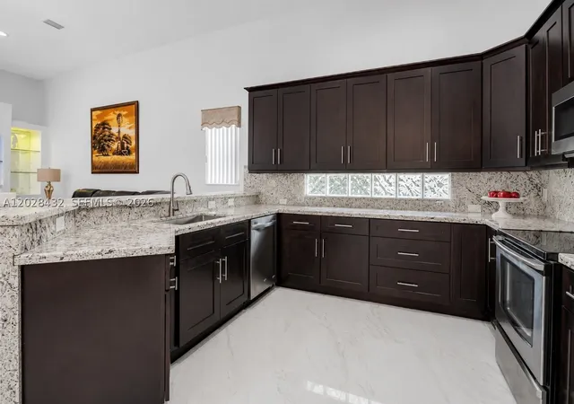 Photo 3 of Single family home for sale at 3852 Oak Ridge Cir, Weston, FL 33331 | MLS# A12028432 | Listing updated on 2026-09-03