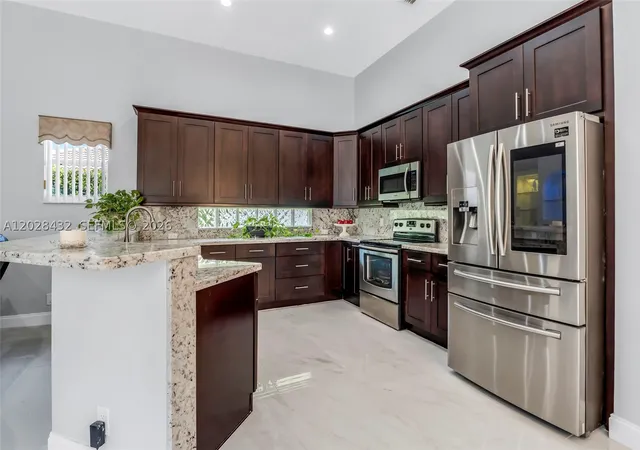 Photo 3 of Single family home for sale at 3852 Oak Ridge Cir, Weston, FL 33331 | MLS# A12028432 | Listing updated on 2026-09-03