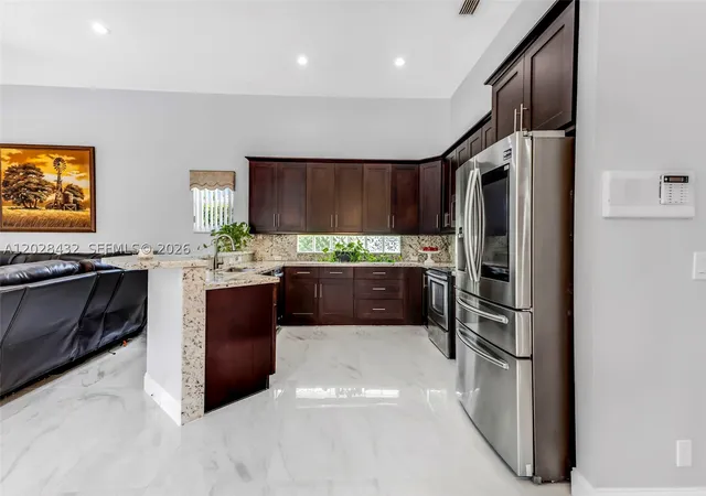 Photo 4 of Single family home for sale at 3852 Oak Ridge Cir, Weston, FL 33331 | MLS# A12028432 | Listing updated on 2026-09-03