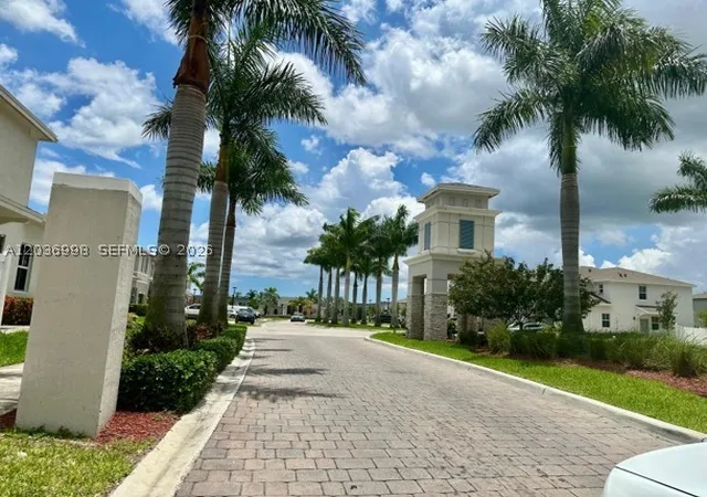 Photo 3 of Townhouse for sale at 754 Se 19th St, Homestead, FL 33034 | MLS# A12036998 | Listing updated on 2026-08-29