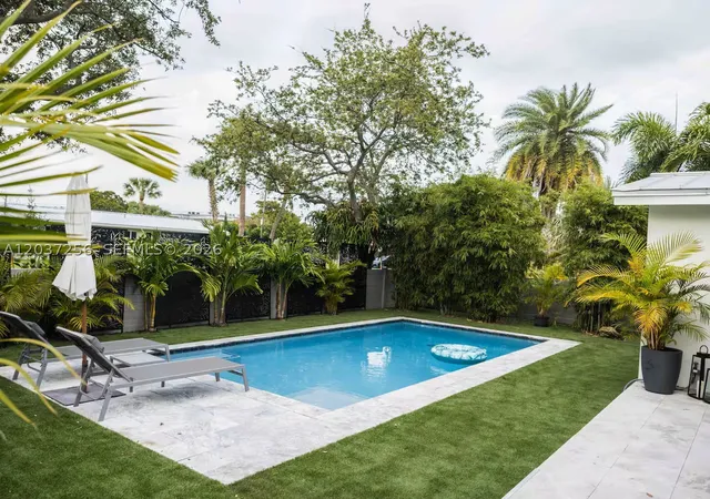 Photo 2 of Single family home for sale at 424 Ne 28th Dr, Wilton Manors, FL 33334 | MLS# A12037256 | Listing updated on 2026-08-29