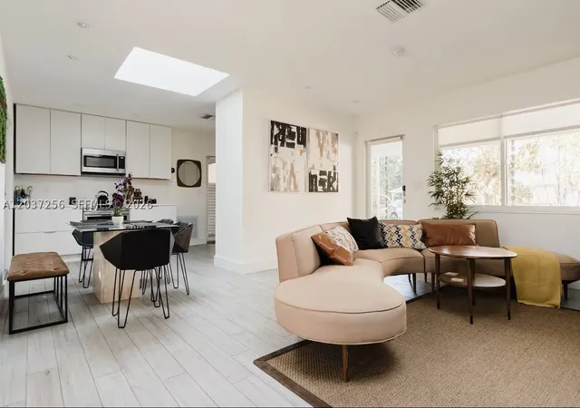 Photo 3 of Single family home for sale at 424 Ne 28th Dr, Wilton Manors, FL 33334 | MLS# A12037256 | Listing updated on 2026-08-29