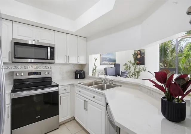 Listing Photo 4 - Condo for sale in building located at 8335 Sw 152Nd Ave, Miami, FL 33193 - Unit #B-411