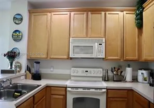 Photo 4 of Townhouse for sale at 9395 Flowering Cottonwood, Orlando, FL 32832 | MLS# A12035610 | Listing updated on 2026-09-12