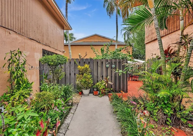 Photo 3 of Townhouse for sale at 3483 Sw 52nd Ave, Hollywood, FL 33023 | MLS# A12036710 | Listing updated on 2026-09-16