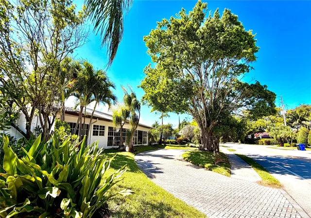 Photo 4 of Single family home for sale at 2409 Bayview Dr, Fort Lauderdale, FL 33305 | MLS# A12037737 | Listing updated on 2026-09-16