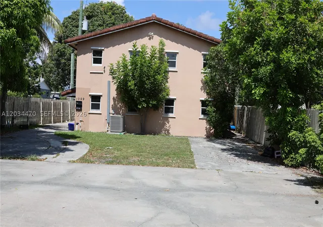 Listing Photo 4 - Condo for sale in building located at 1029 S C St, Lake Worth Beach, FL 33460