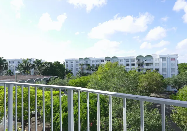 Listing Photo 5 - Condo for sale in building located at 482 Nw 165Th St Rd, Miami, FL 33169 - Unit #A504
