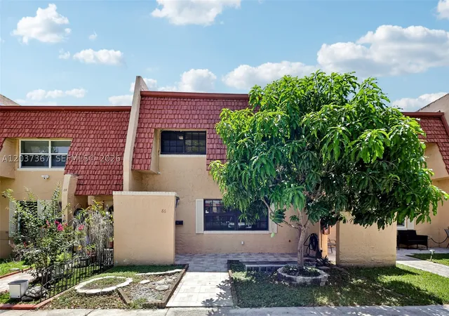 Photo 3 of Townhouse for sale at 86 Ann Lee Ln, Tamarac, FL 33319 | MLS# A12037367 | Listing updated on 2026-10-02