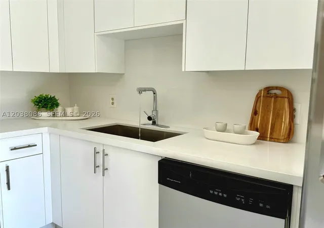 Photo 4 of Townhouse for sale at 2565 Garden Ct, Cooper City, FL 33026 | MLS# A12038086 | Listing updated on 2026-09-21