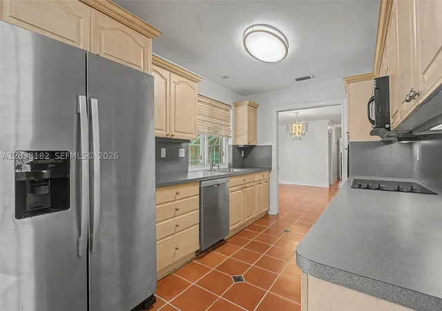Photo 4 of Single family home for sale at 16842 Sw Sw 79 Pl, Palmetto Bay, FL 33157 | MLS# A12038182 | Listing updated on 2026-10-06