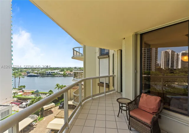 Listing Photo 4 - Condo for sale in building located at 20191 E Country Clb Dr, Aventura, FL 33180 - Unit #803