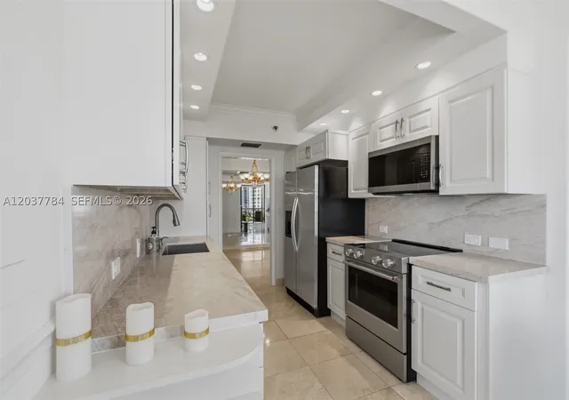Listing Photo 5 - Condo for sale in building located at 20191 E Country Clb Dr, Aventura, FL 33180 - Unit #803