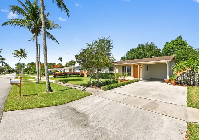 2nd image of 313 Poe Dr, Palm Springs, FL 33461 | MLS# B26043150