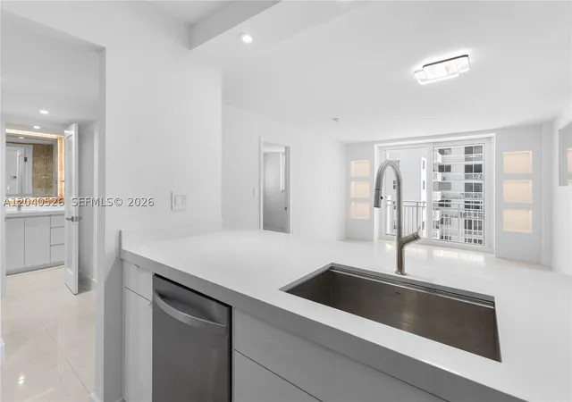 Listing Photo 4 - Condo for sale in building located at 345 Ocean Dr, Miami, FL 33139 - Unit #924