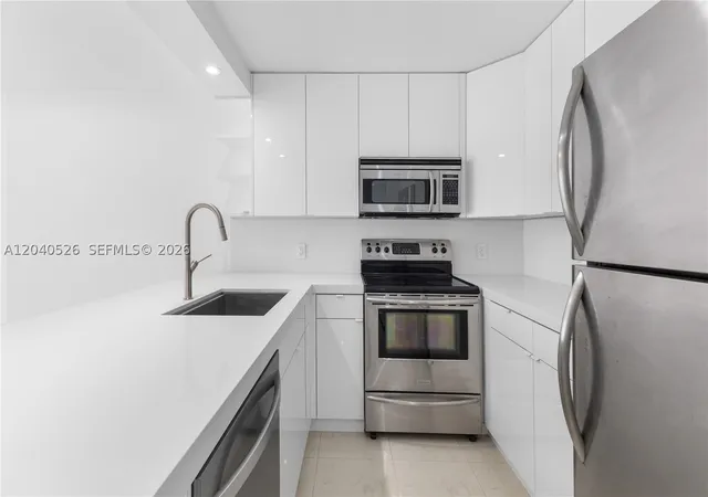 Listing Photo 5 - Condo for sale in building located at 345 Ocean Dr, Miami, FL 33139 - Unit #924