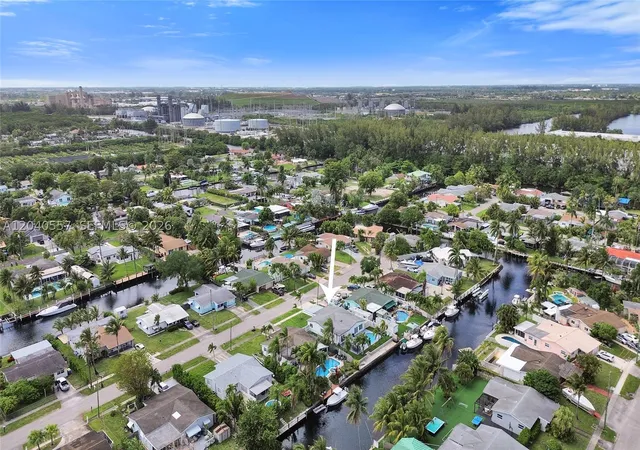 Photo 4 of Single family home for sale at 4480 Sw 34Th Dr, Dania Beach, FL 33312 | MLS# A12040557 | Listing updated on 2026-08-28