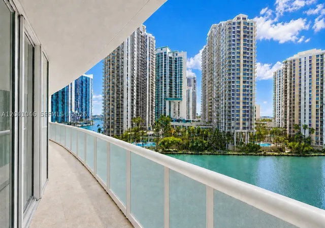 Listing Photo 2 - Condo for sale in building located at 495 Brickell Ave, Miami, FL 33131 - Unit #BAY807