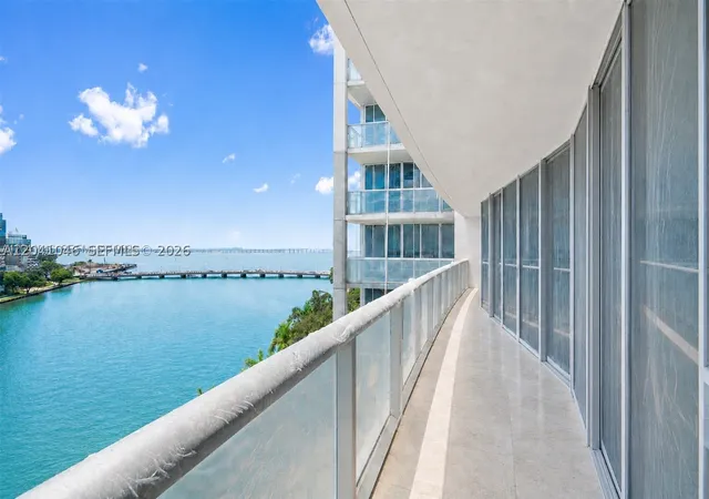 Listing Photo 4 - Condo for sale in building located at 495 Brickell Ave, Miami, FL 33131 - Unit #BAY807