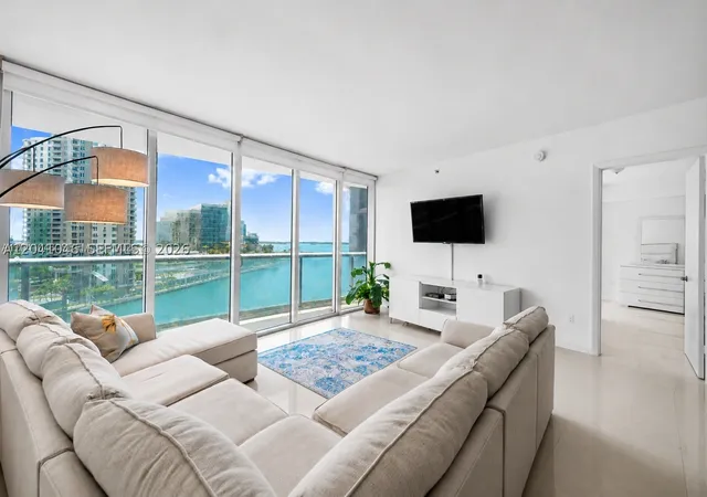 Listing Photo 5 - Condo for sale in building located at 495 Brickell Ave, Miami, FL 33131 - Unit #BAY807