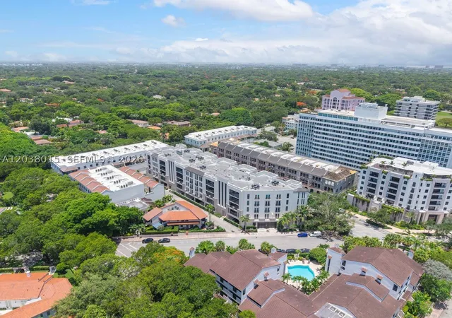 Listing Photo 4 - Condo for sale in building located at 718 Valencia Ave, Miami, FL 33134 - Unit #403