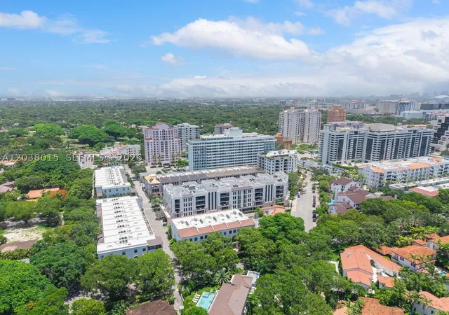 Listing Photo 5 - Condo for sale in building located at 718 Valencia Ave, Miami, FL 33134 - Unit #403