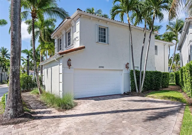 Photo 3 of Single family home for sale at 20940 Ne 31St Pl, Aventura, FL 33180 | MLS# A12041059 | Listing updated on 2026-10-07